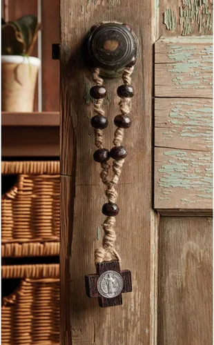 Vista 4 de Christian Brands Catholic Rosario para puerta, cordón de yute de macramé con cuentas y medalla de plata antigua, 12 pulgadas de largo, San Benito