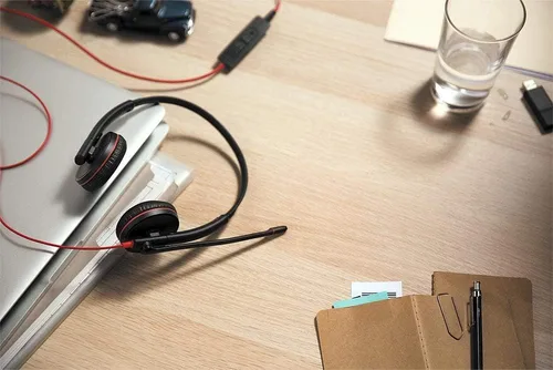 Vista 2 de Plantronics Blackwire 3220 - Auriculares con cable de doble oreja (estéreo) con micrófono Boom - USB-A para conectarse a su PC y/o Mac