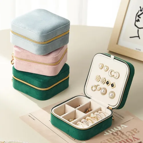 Vista 7 de EXUBERTREE Caja de almacenamiento de joyería de viaje de terciopelo de felpa, organizador de joyas de viaje para aretes y anillos, organizador