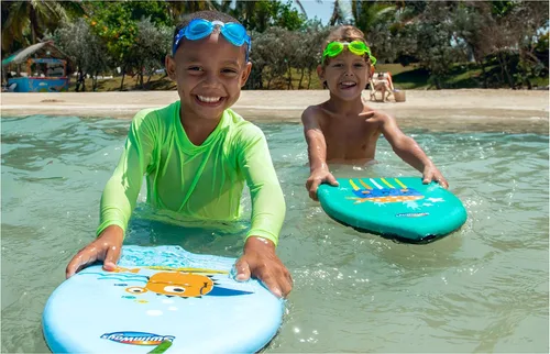 Vista 7 de SwimWays Paquete económico, gafas Guppy de cara de pez, natación suave y entrenador de patadas de monstruos marinos, aprende a nadar Kickboard