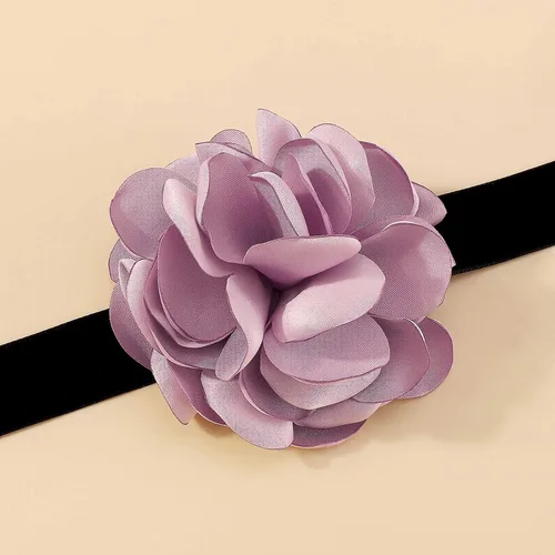 Vista 4 de Gargantilla bohemia de terciopelo negro con flor de rosa púrpura 3D y collar floral de satén, collar de flores grandes exageradas para regalos