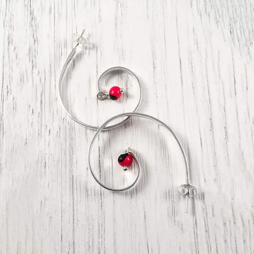 Vista 5 de Arracadas curvadas de plata de ley 925 con pendientes de semilla de Huayruro rojo y negro, aros peruanos en forma de G «Good Fortune», acabado