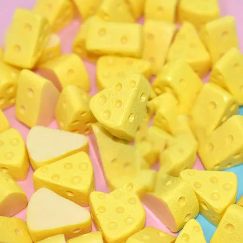 Vista 6 de TOYANDONA 100 piezas de queso de cocina en miniatura, modelos de queso artificiales, triángulo de simulación, figuras de comida de pastel de queso