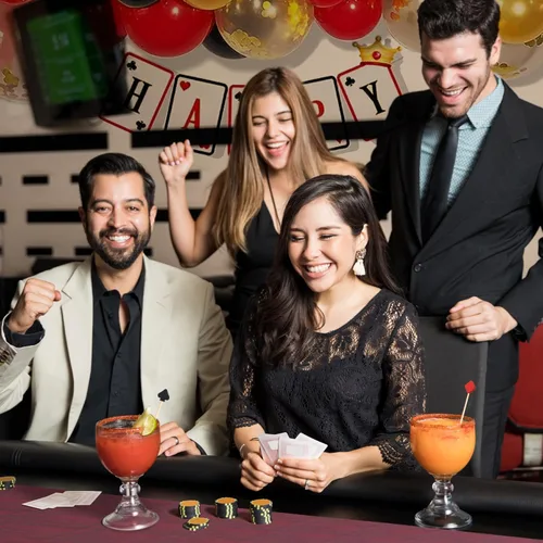 Vista 7 de 100 selecciones de cóctel de casino para decoración de fiesta nocturna de juego Bunco de Las Vegas Poker Dice Casino Theme Decorations 5