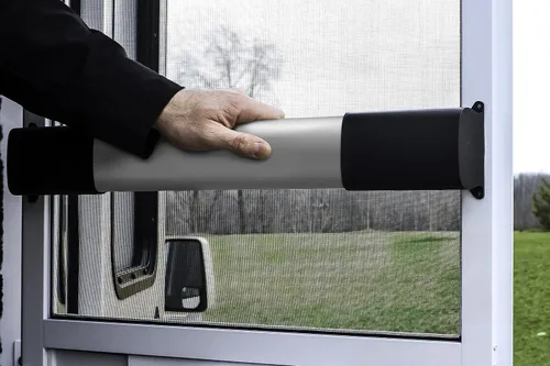 Vista 6 de Mango de barra transversal para puerta de pantalla Camco - Permite una salida más fácil y protección de las puertas de pantalla de RV con un agarre