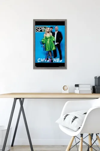 Vista 6 de Trends International SPIN Magazine - Póster de pared CHVRCHES 21, 14.725 x 22.375 pulgadas, versión enmarcada de madera de granero