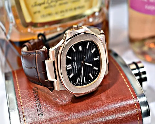 Vista 3 de TIME WARRIOR LGXIGE 2019 Reloj elegante de cuarzo para hombre, correa de cuero, analógico, estilo Patek, Oro, Movimiento de cuarzo