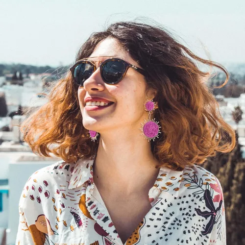 Vista 3 de Aretes colgantes de rafia hechos a mano, aretes bohemios con forma de explosión de sol para vacaciones de verano en la playa
