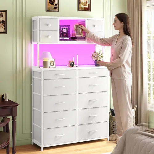 Vista 2 de Cómoda de tela blanca de 62 pulgadas de alto para dormitorio con cajones grandes, cómodas con luces LED y estación de carga, cómoda resistente
