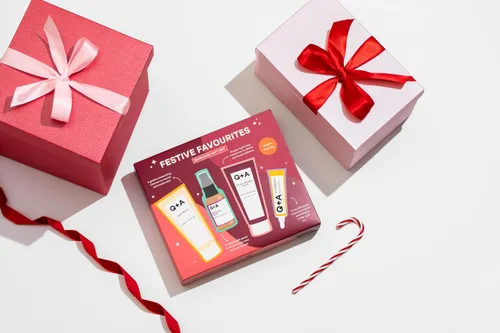 Vista 8 de Q+A Set de regalo Festive Favourites que contiene un hidratante de ácido hialurónico (2.5 fl oz), un limpiador en crema de leche de avena