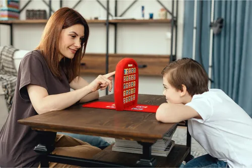 Vista 4 de Top Trumps Match Game Mickey Mouse - Juegos de mesa familiares para niños y adultos - Juego de juego y juego de memoria - Divertidos