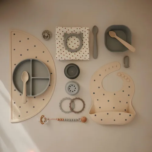 Vista 7 de mushie Mantel individual de silicona para niños, diseño antideslizante sin BPA (margarita negra)