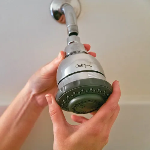 Vista 2 de Culligan Cabezal de ducha filtrado de agua montado en la pared con masaje, acabado cromado