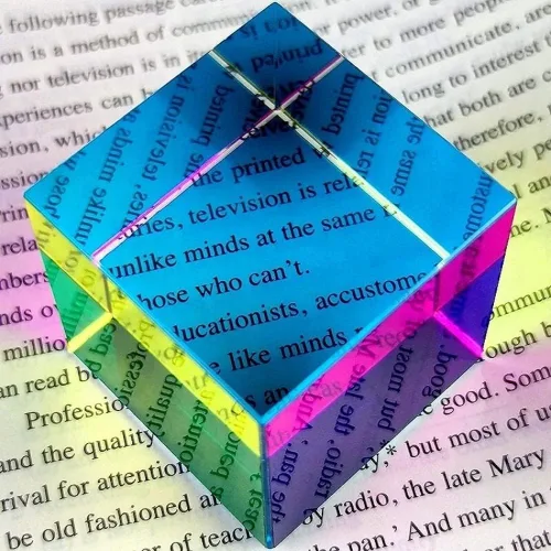Vista 6 de Twiddler Toys Color Mixing Cube with Display Stand – 2 Inch (50mm) Cyan, Yellow, & Magenta Acrylic Prism Optical Physics Desk Decor – Satisfying