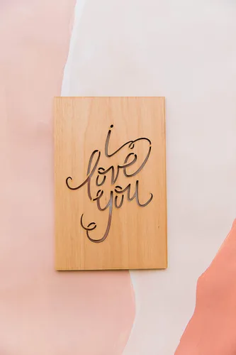 Vista 6 de Tarjeta de madera con texto en inglés "I Love You" (regalos personalizados, mensaje personalizado, aniversario, boda, cumpleaños, solo porque sí)