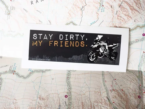 Vista 7 de Adhesivo de vinilo para parachoques Stay Dirty My Friends Offroad para KTM, BMW GS, Land Cruiser FJ40, 4x4, 4WD Para motociclistas y Overlanders