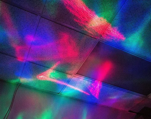 Vista 5 de Lámpara de proyección de luz de diamante colorido relajante con altavoz por Electronix Express
