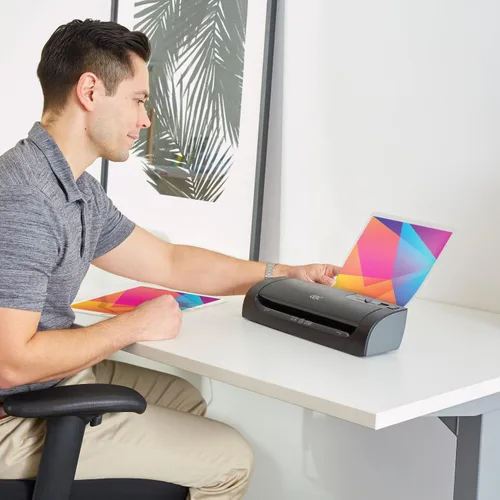 Vista 2 de Laminadora térmica Swingline GBC Fusion 264 galones, 12 pulgadas, 5 minutos de precalentamiento, 3 Mil (5 Mil hasta 4 x 6 pulgadas) (1703073), Negro