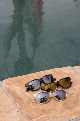 Vista 5 de Peepers by PeeperSpecs Gafas de sol polarizadas cuadradas unisex de 18 hoyos, sin corrección