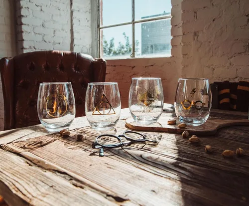 Vista 3 de Toynk Harry Potter Icons - Copas de vino sin tallo, juego de 4 vasos de 20 onzas para mimosas, cócteles