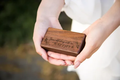 Vista 4 de MUUJEE Caja de doble anillo Caja de madera delgada grabada para boda, ceremonia de compromiso, propuesta de anillo caja para 2 anillos, ideas