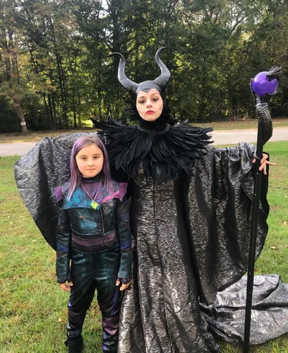 Vista 3 de VZQI Disfraz de cuernos de plumas de reina malvada para mujer, capa negra, accesorios de chal para Halloween