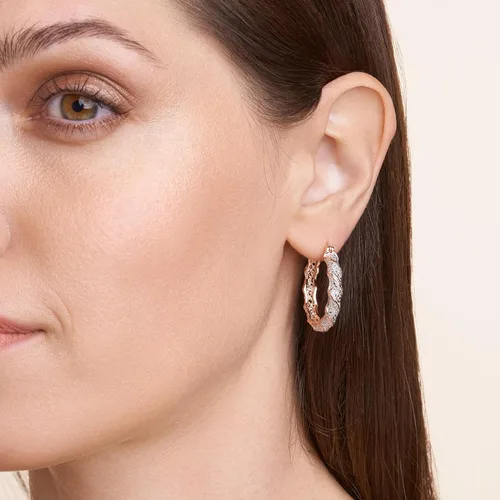 Vista 5 de Amazon Essentials Pendientes de aro trenzados de bronce chapado con diamantes (anteriormente colección Amazon)