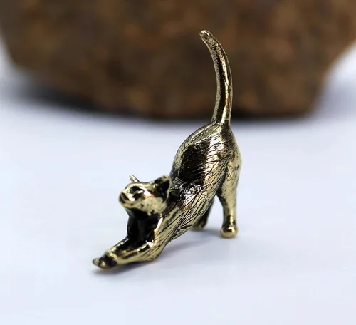 Vista 6 de Figura de gato estirada fundida a mano en latón, pequeño gatito, regalo coleccionable para amantes de los gatos, pequeña baratija decorativa de metal