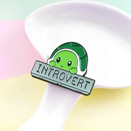 Vista 3 de Broches lindos de tortuga verde para mujeres y niñas, tortuga introvertida comiendo pizza joyería para niños bolsa camisa solapa esmalte alfileres