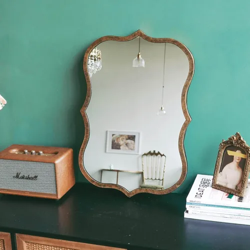 Vista 2 de Espejo rectangular de 15.7 x 23.6 pulgadas con marco de hierro, espejo de baño vintage para montar en la pared, estilo nostálgico europeo retro