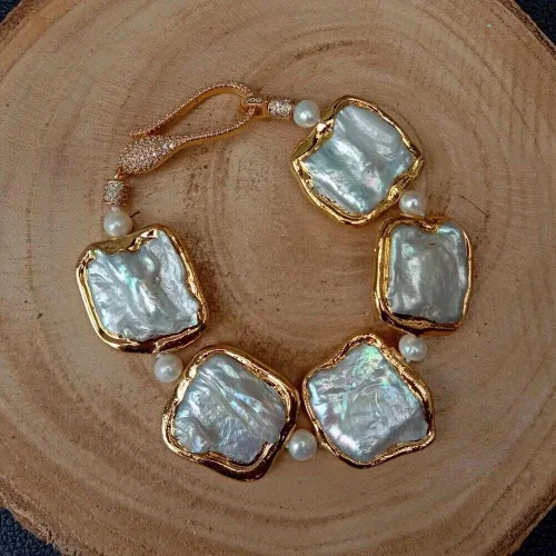 Vista 4 de Pulsera de perlas Keshi cuadradas blancas chapadas en oro #10868