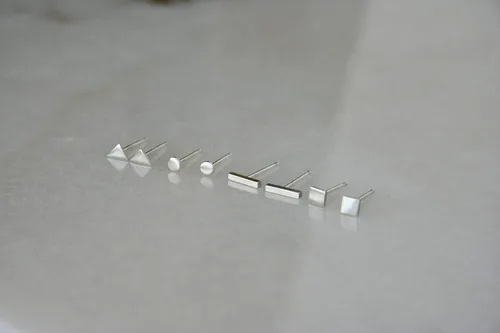 Vista 7 de Juego de pequeños aretes de tuerca con forma geométrica, pequeños aretes de plata esterlina, segundo piercing, tercer piercing, caramelo de oreja