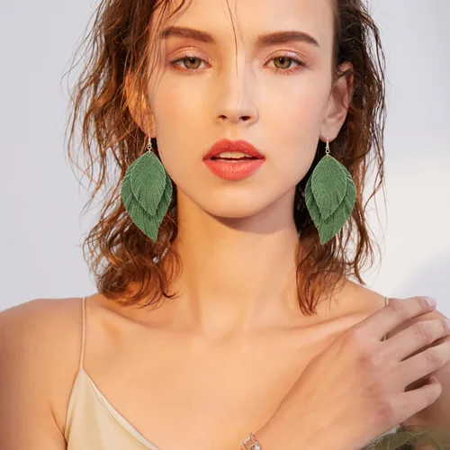 Vista 7 de Aretes colgantes hechos a mano, de piel auténtica, con flecos, de doble pluma, de color ligero, de poliuretano, para mujeres y niñas, joyería de moda