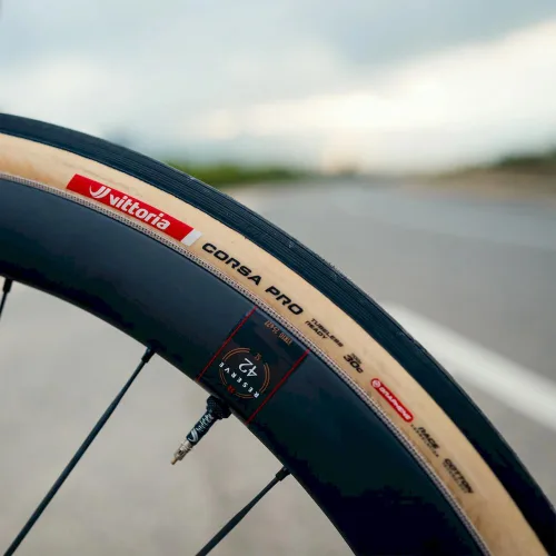 Vista 5 de Vittoria Corsa Pro - Neumático para bicicleta de carretera sin cámara - Grafeno + compuesto de sílice, neumático de carreras de alto rendimiento