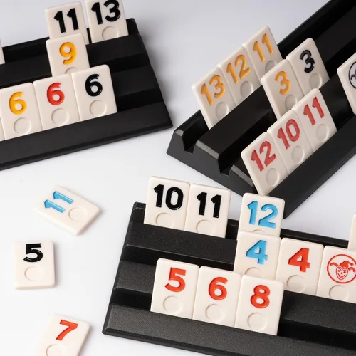 Vista 3 de Juego de Rummy, 2 a 4 jugadores con 106 fichas y 4 bastidores, juego de viaje Rummy con funda de piel sintética, divertidos juegos de mesa clásicos