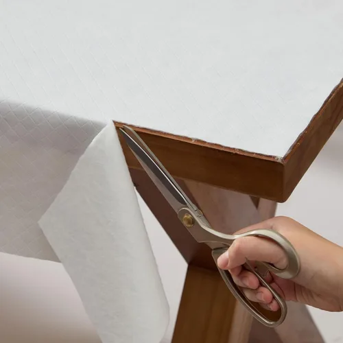 Vista 2 de Newbridge Protector acolchado impermeable de corte para adaptarse a la mesa con reverso de franela, resistente al calor, se limpia con un paño