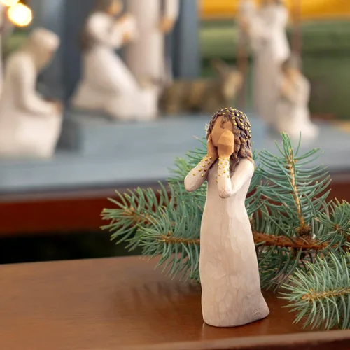 Vista 9 de Willow Tree Little Christmas Angel, figura esculpida pintada a mano