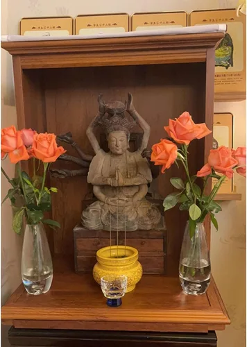 Vista 7 de Estante budista de madera para altar de Buda, Santuario de Buda que ahorra espacio, mesa de casa Pooja Pooja de madera, mesa de altar de meditación