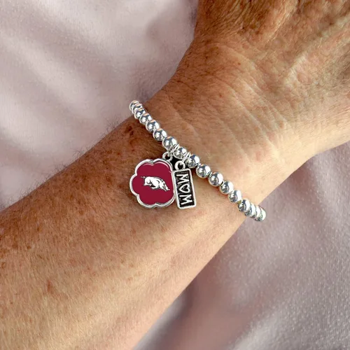 Vista 2 de Arkansas Razorbacks Hazel Mom Charm Pulsera elástica para regalo de joyería UA, Sin gemas.