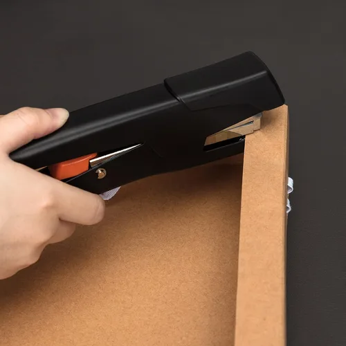 Vista 5 de Amazon Basics - Engrapadora manual de alicates sin esfuerzo, capacidad para 25 hojas, grapadora resistente, negra
