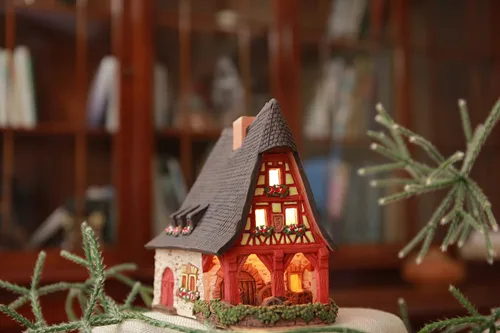 Vista 3 de Ceramic Houses and Villages Collection - Miniatura coleccionable hecha a mano de la antigua herrería histórica en Rothenburg, Alemania - Portavelas