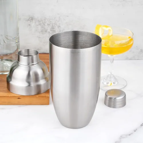 Vista 8 de Restaurantware Bar Lux - Coctelera de 24 onzas, 1 coctelera de alta resistencia, acabado cepillado, resistente a las fugas, coctelera de Martini