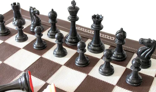 Vista 3 de Stonkraft - Juego de ajedrez enrollable de cuero genuino de 19" x 19" con piezas de ajedrez de plástico - Bronceado oscuro