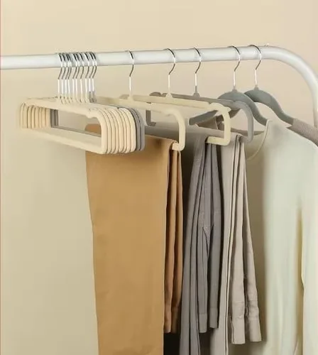 Vista 4 de Perchas minimalistas de terciopelo premium, perchas antideslizantes para ropa, beige y gris, paquete de 10 (Blanco)