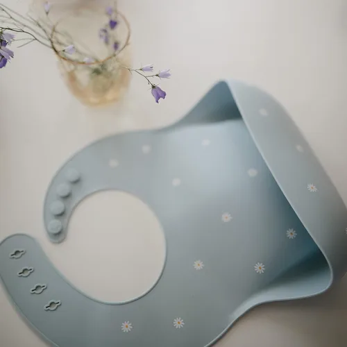 Vista 141 de Mushie - Babero de silicona para bebé, ajustable y resistente al agua (abejas) De 4 a 24 meses, lavable a máquina, correa ajustable