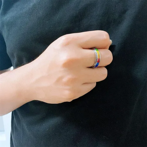 Vista 4 de Anillo giratorio cuadrado con arco iris LGBT para mujeres, hombres, parejas, alivio del estrés, anillo giratorio de acero inoxidable Love Is Love
