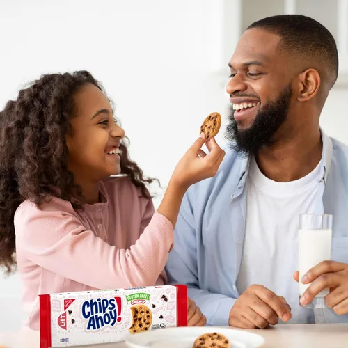 Vista 7 de CHIPS AHOY! Galletas masticables sin gluten con chispas de chocolate fudgy, 9.75 oz Certificado Kosher