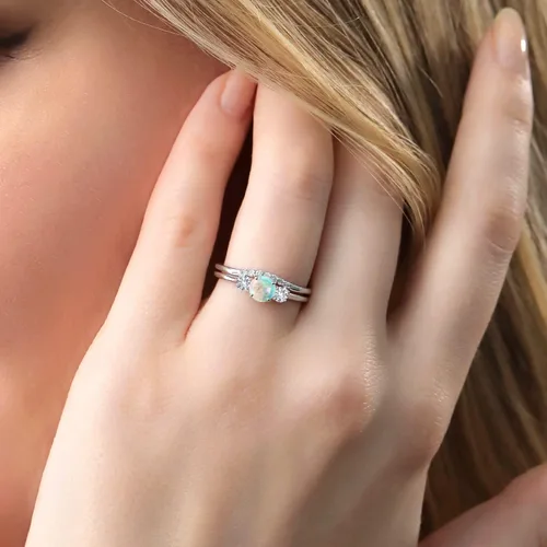 Vista 4 de Gem Stone King Juego de anillos de compromiso de boda de 3 piedras para mujer Piedra natal de oro blanco de 10 quilates, zafiro blanco creado
