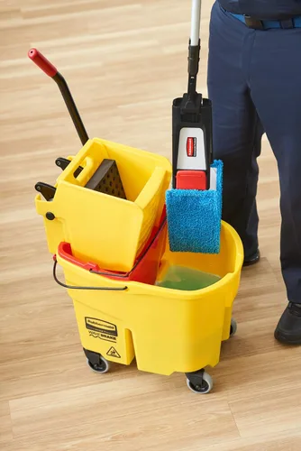 Vista 4 de Rubbermaid Commercial Products Almohadilla de microfibra plana adaptable de 18 pulgadas, azul, para limpiadores profesionales y limpieza ligera