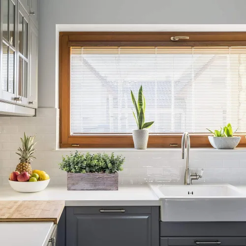 Vista 4 de Winlyn Plantas de eucalipto sintético en maceta de madera rectangular rústica, arreglo de vegetación de eucalipto artificial, planta en maceta